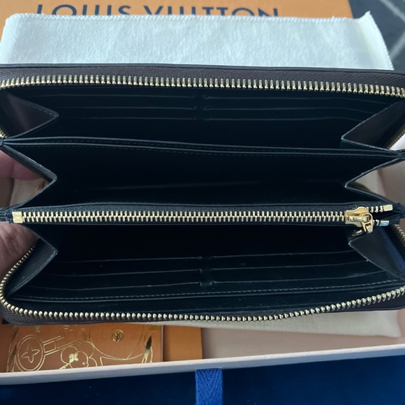 💎💎💯% AUTHENTIC 💎💎.    Louis Vuitton Wallet - Picture 6 of 8